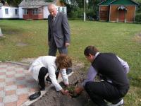 Літературно паломництво в Піски ( свою трояндочку посадила журналіст Ольга Лугова з Чернігова.JPG)